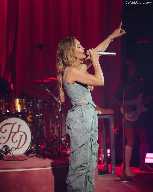 Hilary Duff photo 17 of 1414
