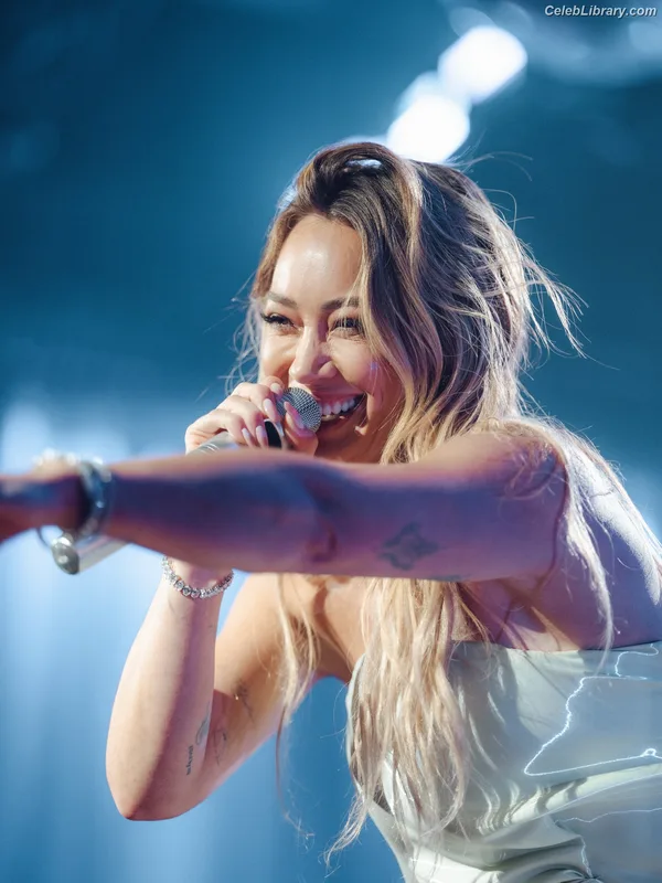 Hilary Duff photo 24 of 1414