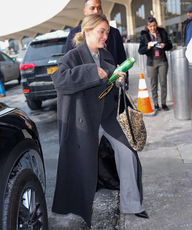 Hilary Duff photo 3 of 1414