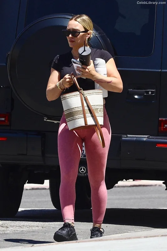 Hilary Duff photo 12 of 1414