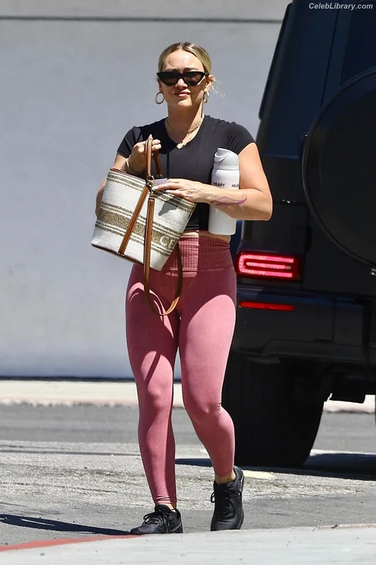 Hilary Duff photo 3 of 1414