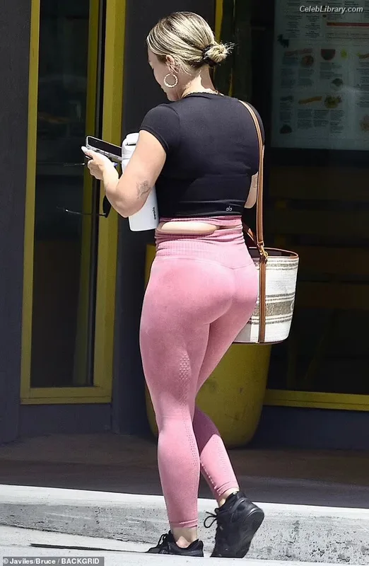 Hilary Duff photo 10 of 1414
