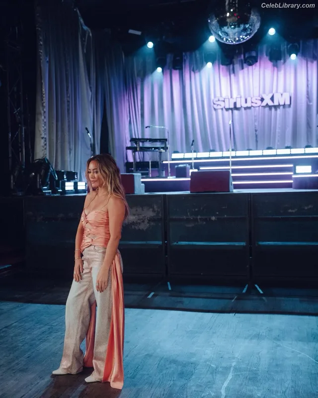Hilary Duff photo 4 of 1414