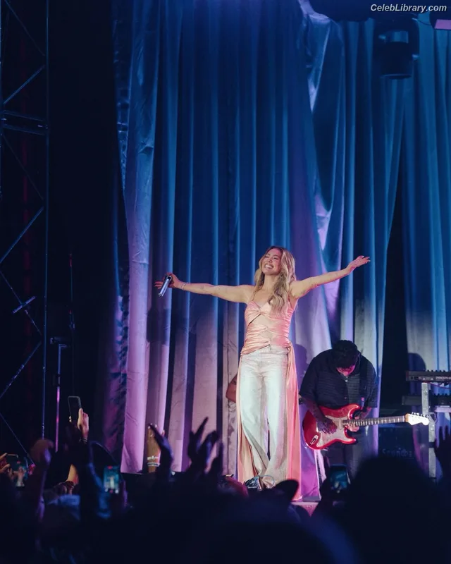 Hilary Duff photo 5 of 1414