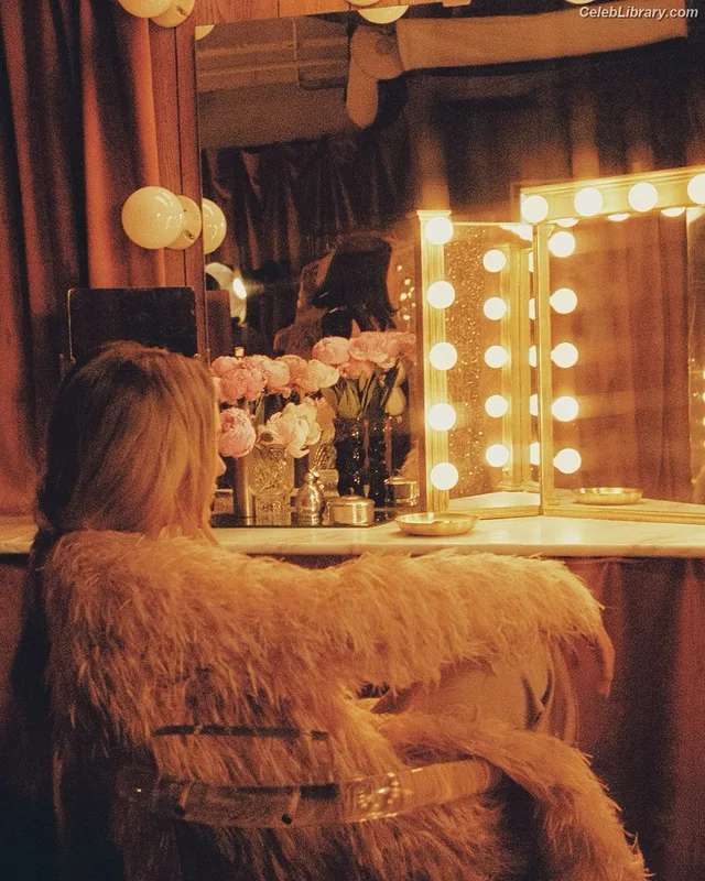 Hilary Duff photo 3 of 1414