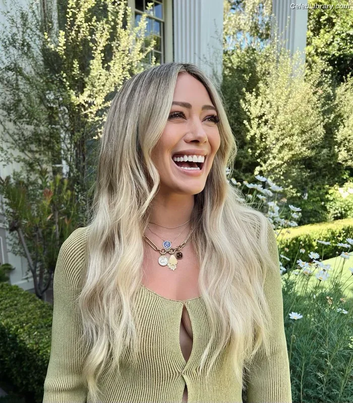 Hilary Duff photo 8 of 1414