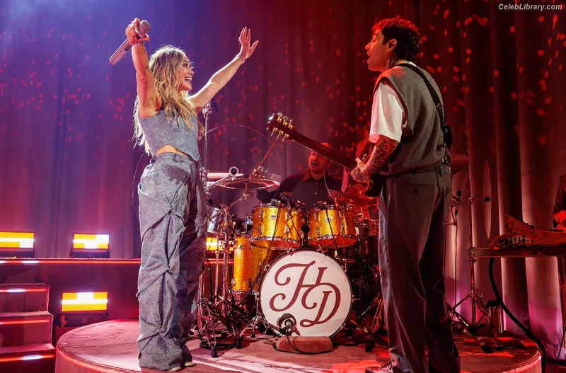 Hilary Duff photo 18 of 1414