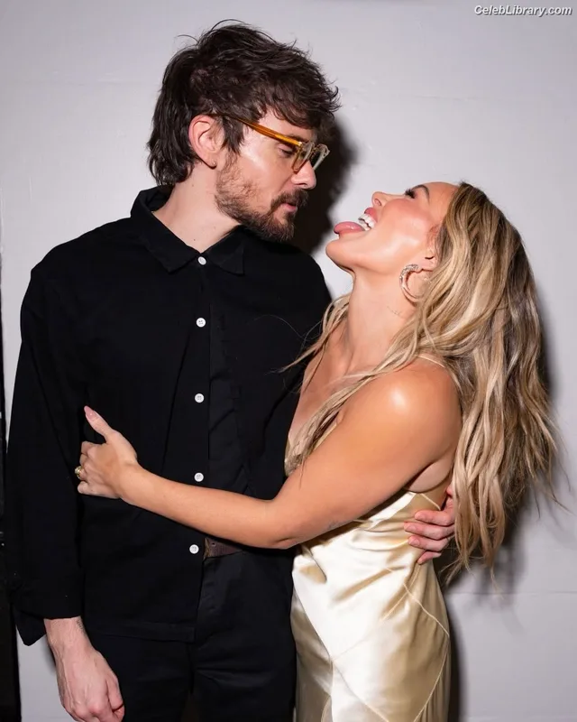Hilary Duff photo 13 of 1414
