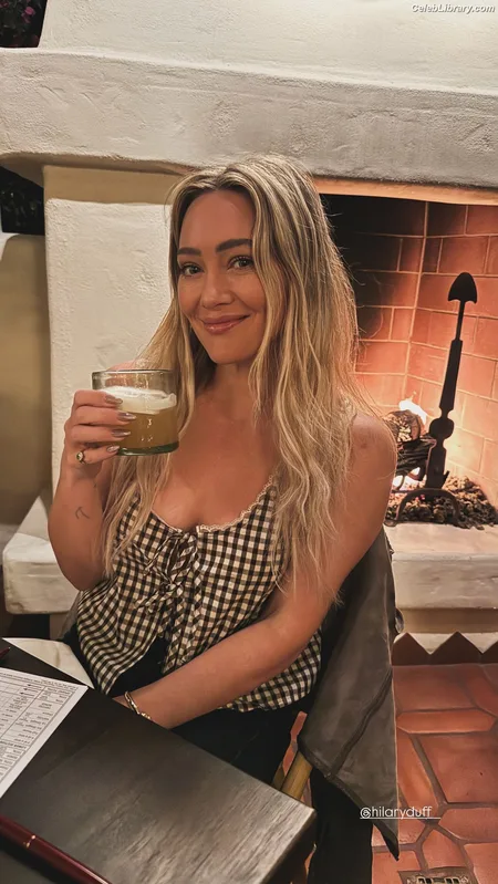 Hilary Duff photo 1 of 1414