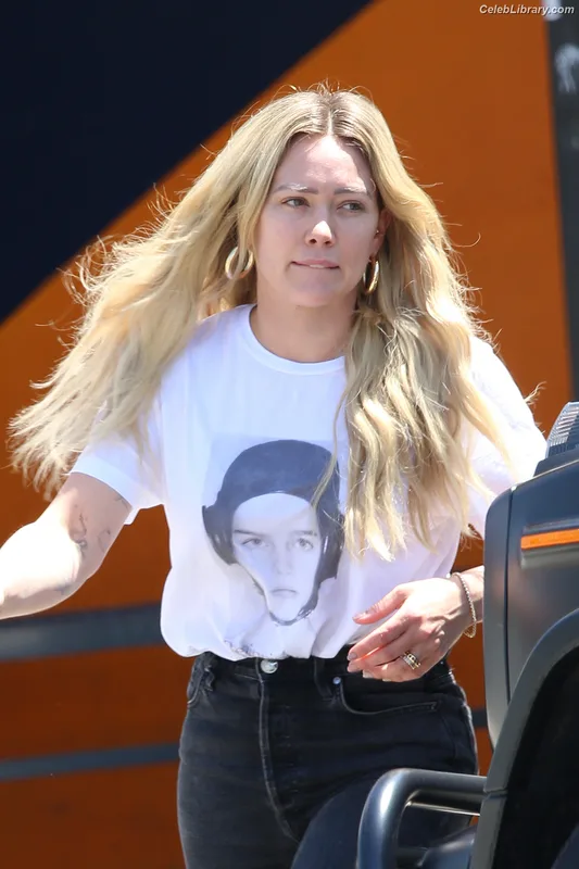 Hilary Duff photo 2 of 1414