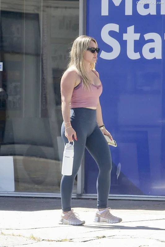 Hilary Duff photo 18 of 1414
