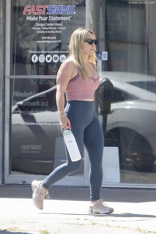 Hilary Duff photo 19 of 1414