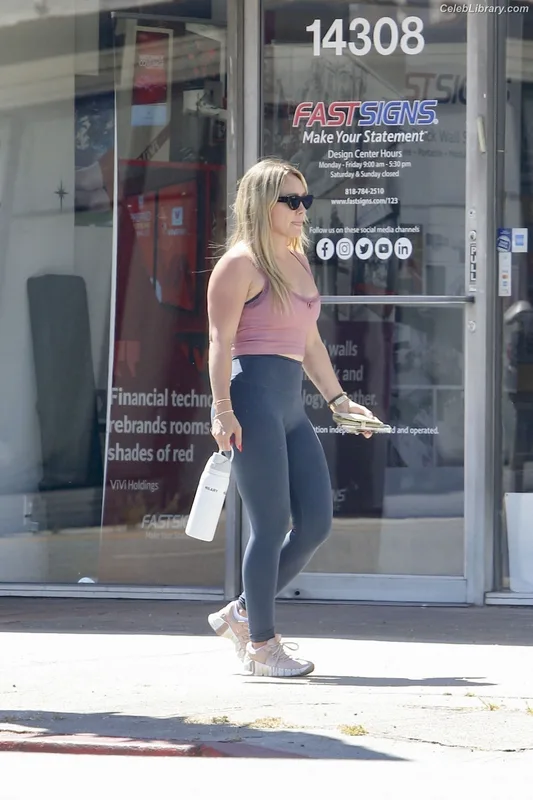 Hilary Duff photo 21 of 1414
