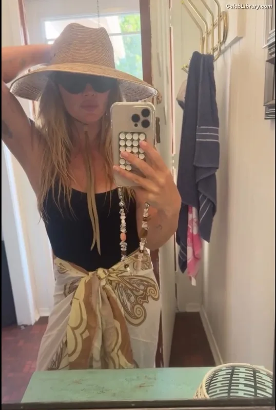 Hilary Duff photo 7 of 1414
