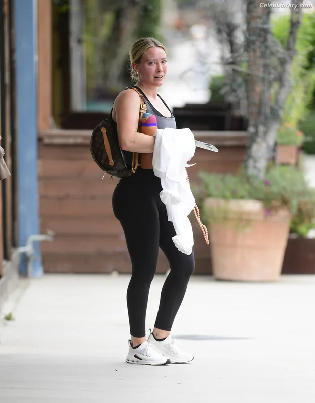Hilary Duff photo 5 of 1414