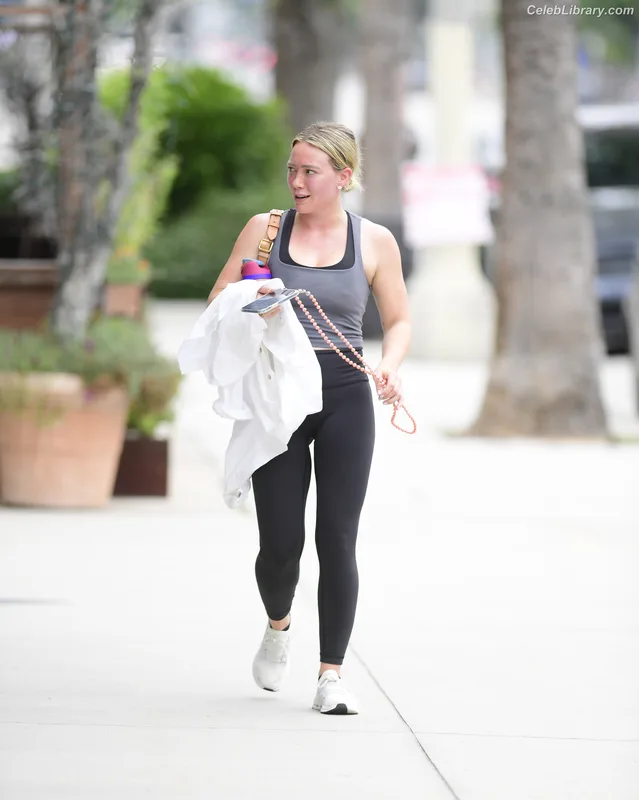 Hilary Duff photo 6 of 1414