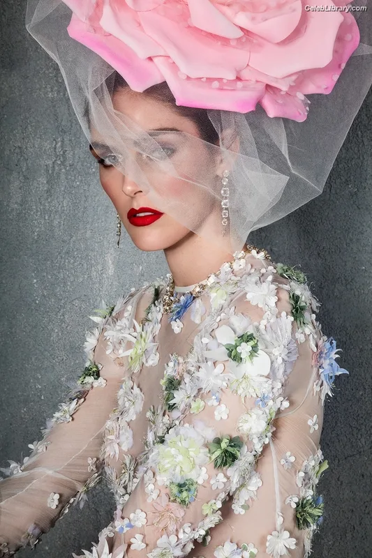 Hilary Rhoda photo 7 of 15