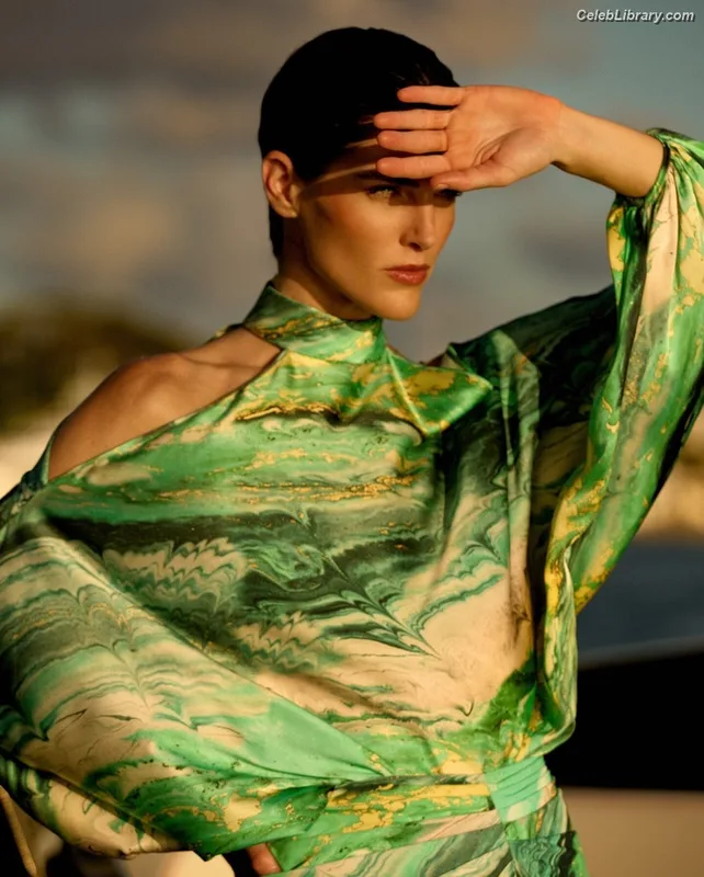 Hilary Rhoda photo 9 of 15