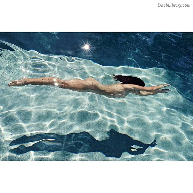 Hilary Swank photo 16 of 22