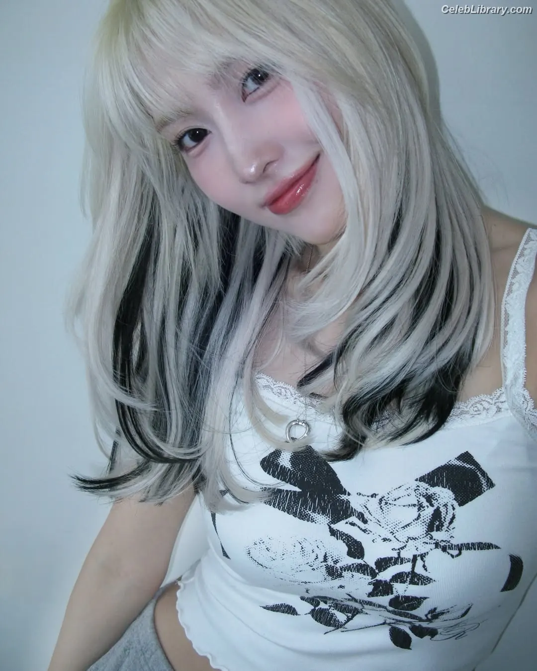Hirai Momo TWICE photo 23 of 638