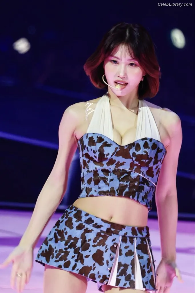 Hirai Momo TWICE photo 11 of 638