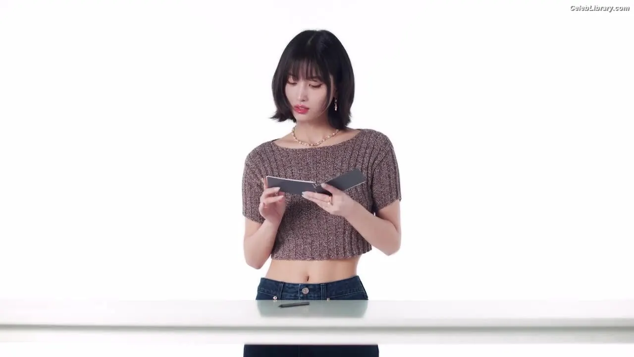 Hirai Momo TWICE photo 14 of 638