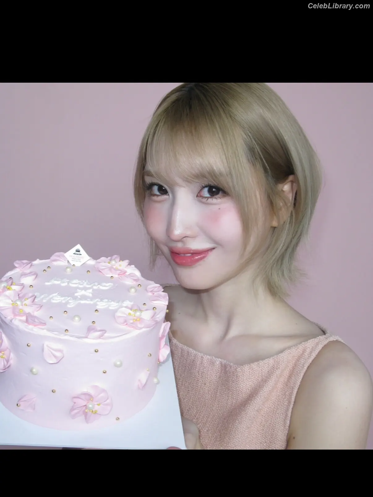 Hirai Momo  TWICE photo 1 of 638