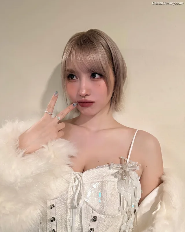 Hirai Momo  TWICE photo 21 of 639