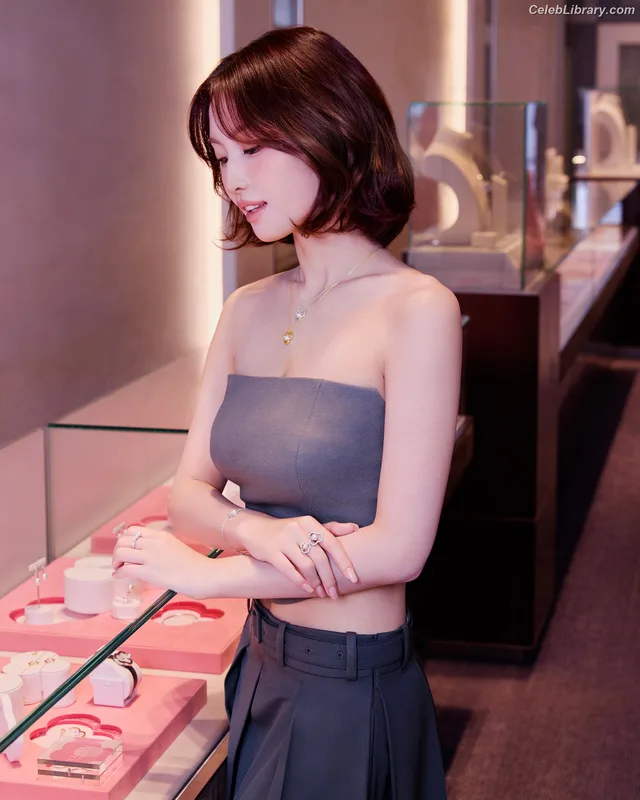 Hirai Momo  TWICE photo 1 of 639