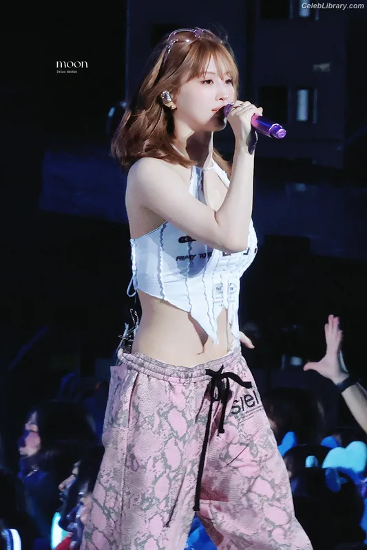 Hirai Momo  TWICE photo 16 of 639