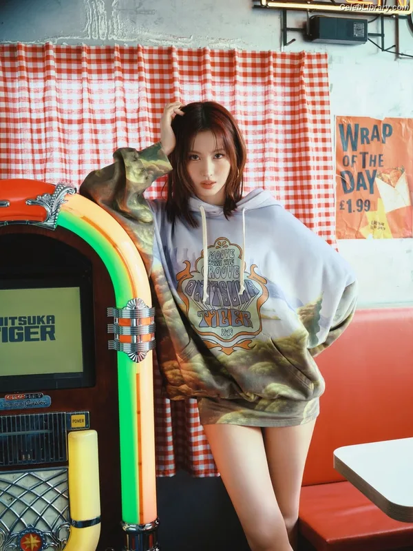 Hirai Momo TWICE photo 7 of 639