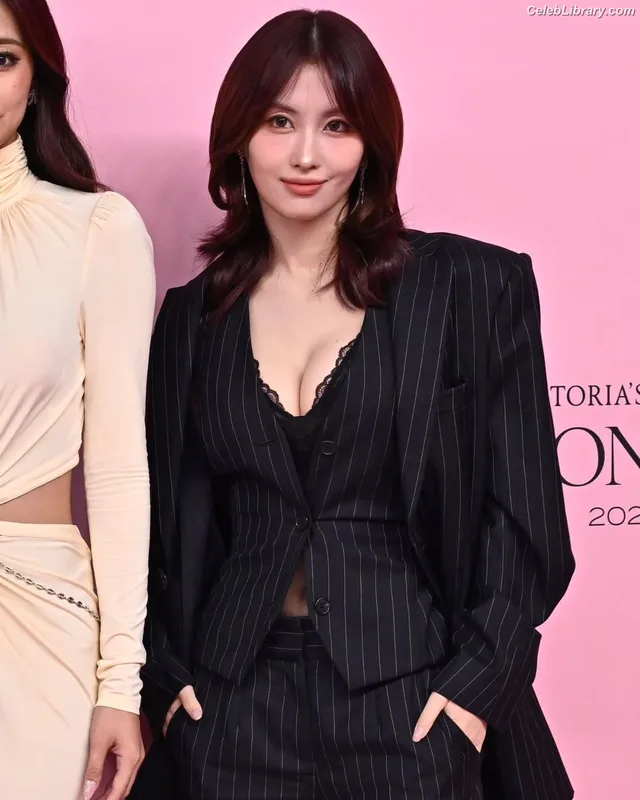 Hirai Momo TWICE photo 19 of 639