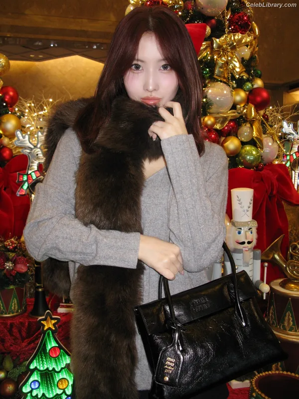 Hirai Momo TWICE photo 22 of 639