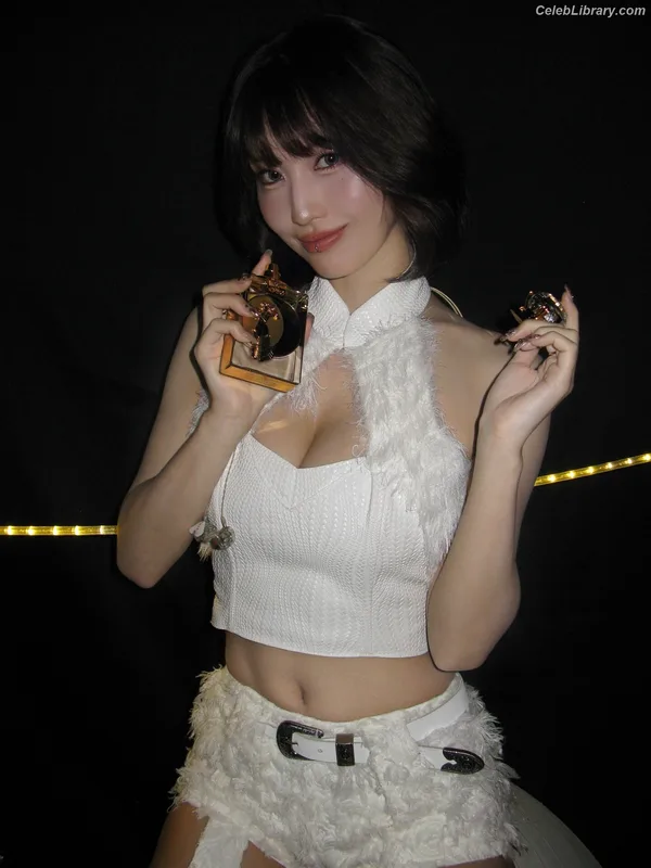 Hirai Momo TWICE photo 16 of 639