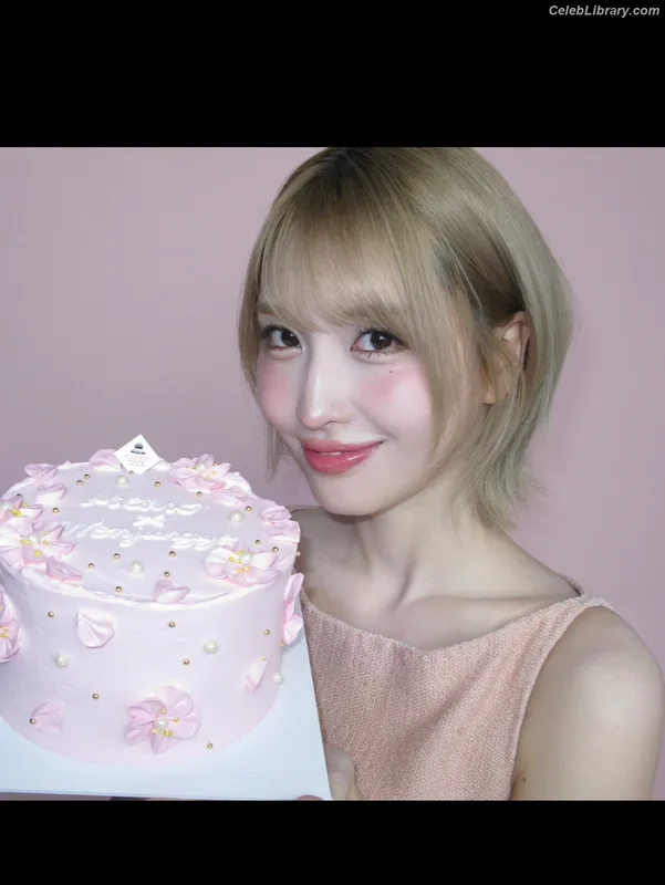 Hirai Momo TWICE photo 1 of 639