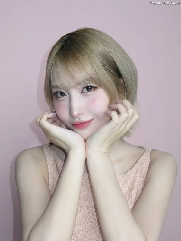Hirai Momo TWICE photo 2 of 639
