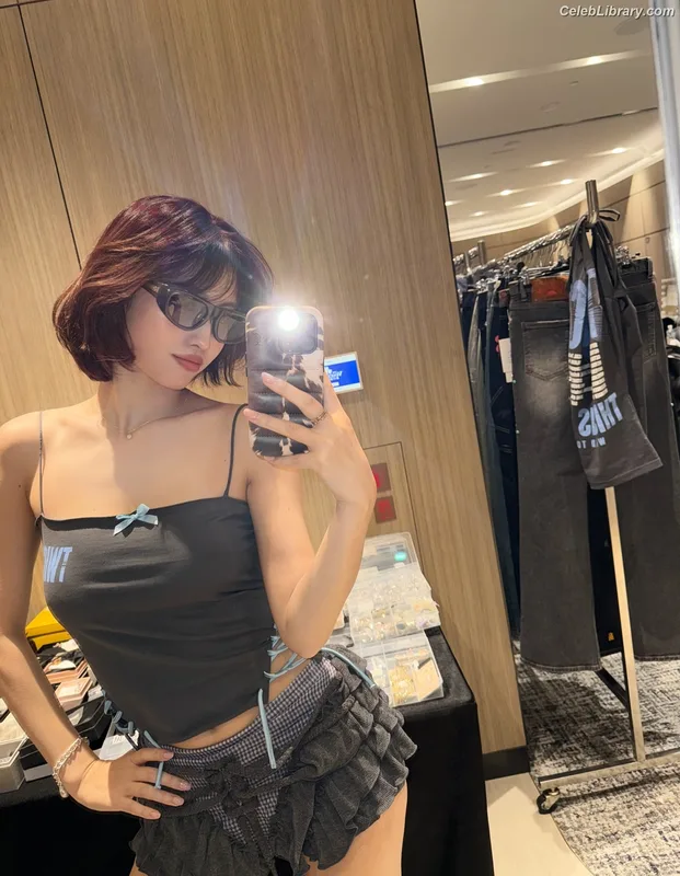 Hirai Momo TWICE photo 14 of 639