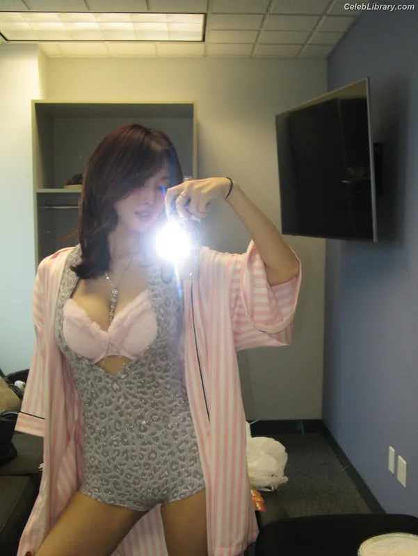 Hirai Momo TWICE photo 24 of 639