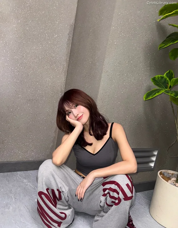 Hirai Momo TWICE photo 4 of 639