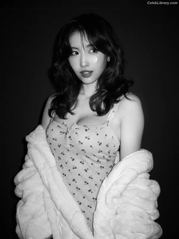 Hirai Momo TWICE photo 16 of 639