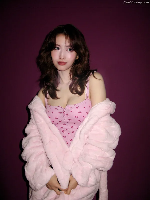 Hirai Momo TWICE photo 17 of 639