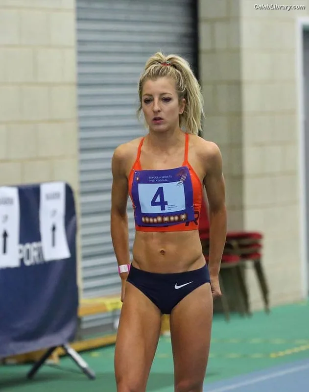 Holly Archer photo 2 of 141