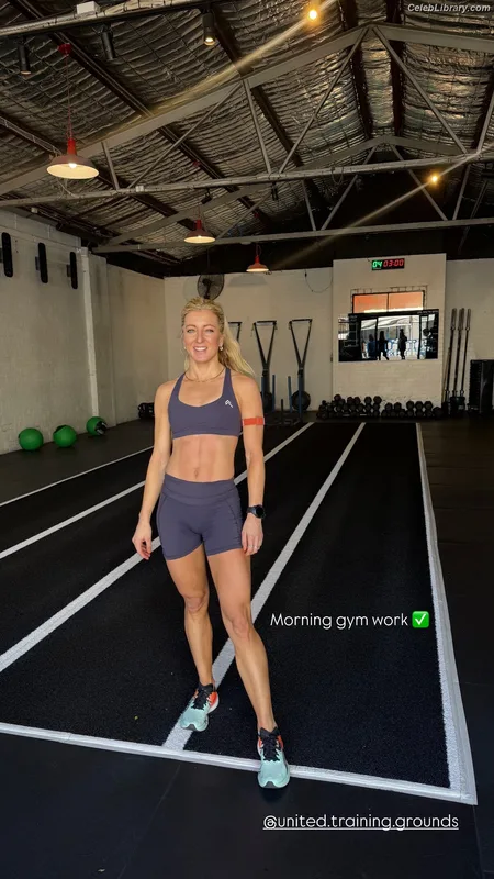Holly Archer photo 6 of 141