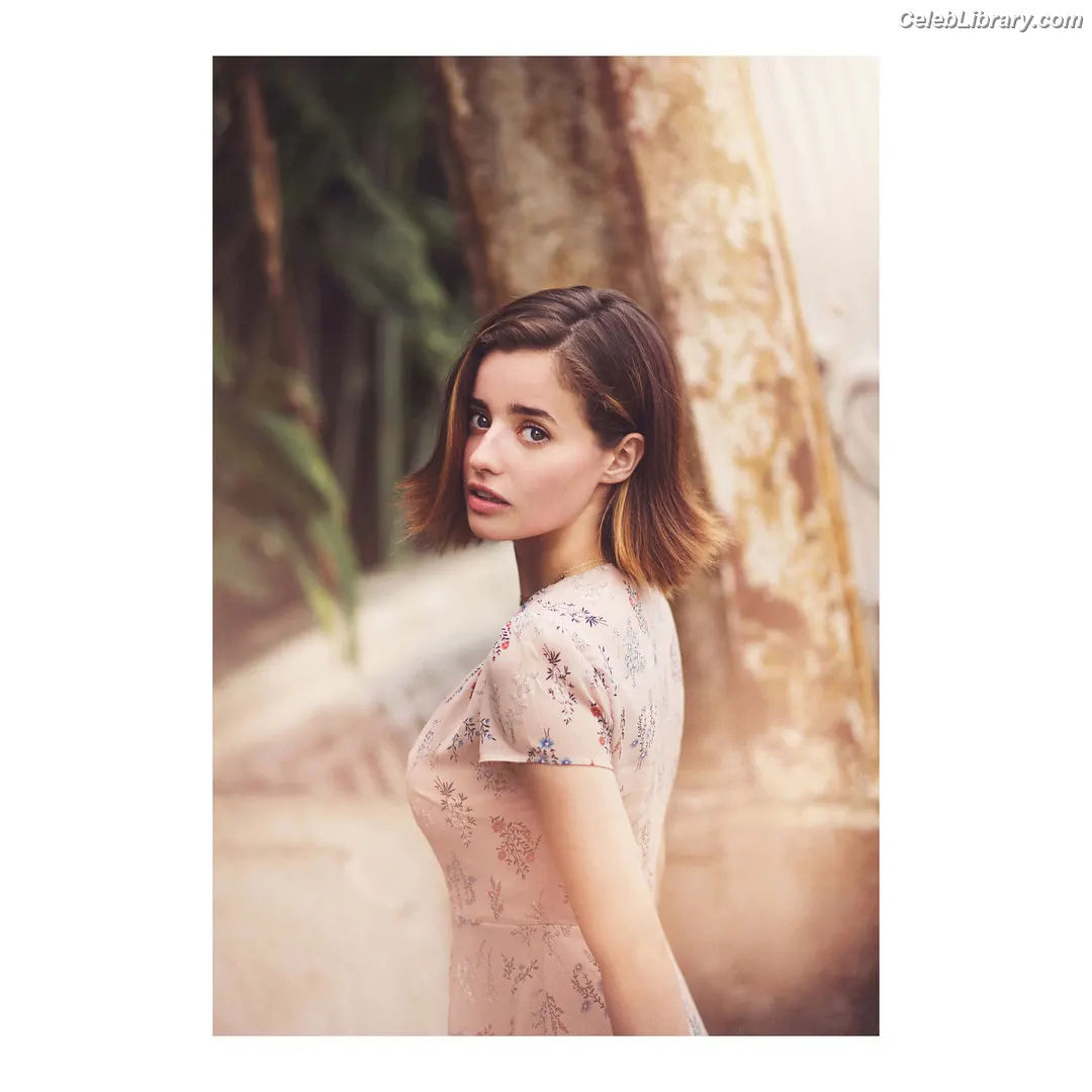 Holly Earl photo 10 of 64