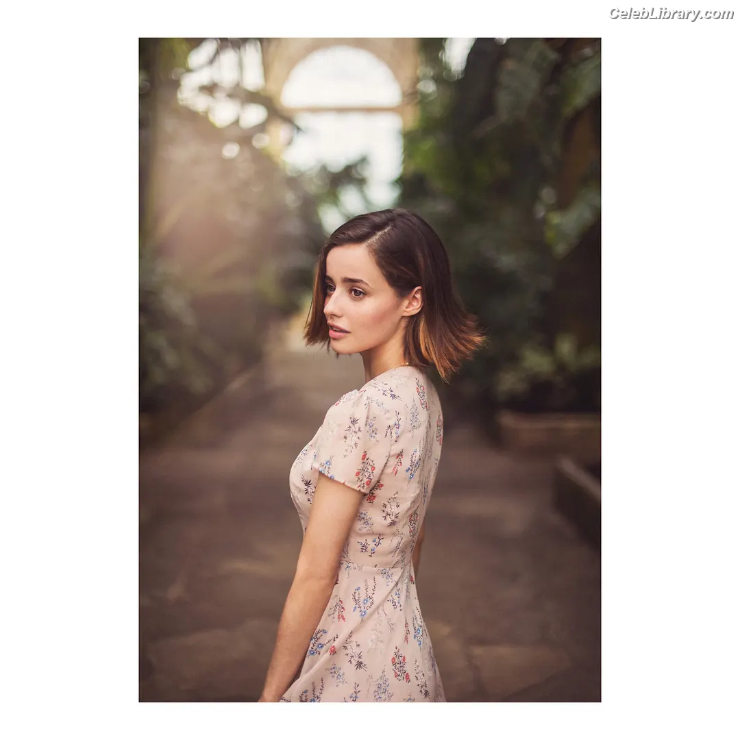 Holly Earl photo 11 of 64