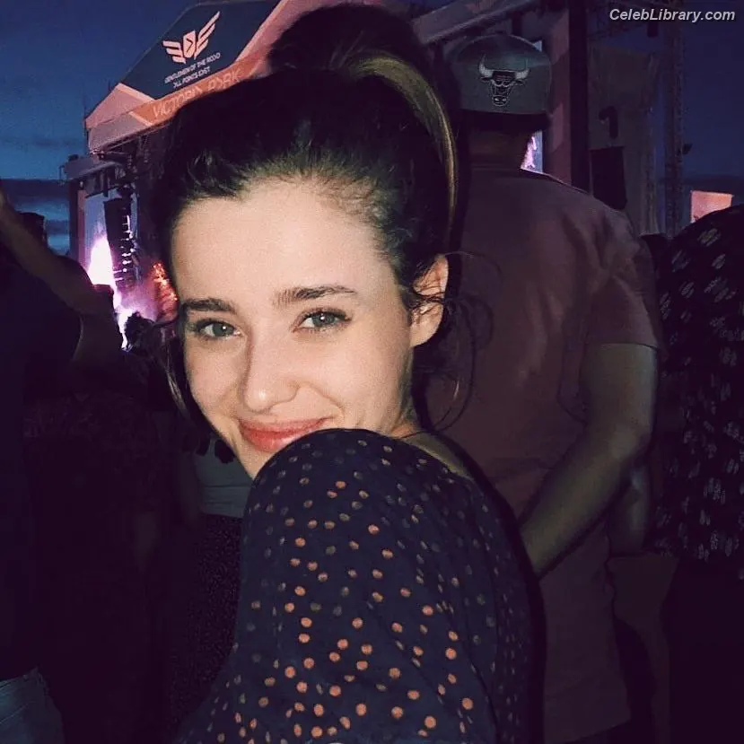 Holly Earl photo 11 of 64