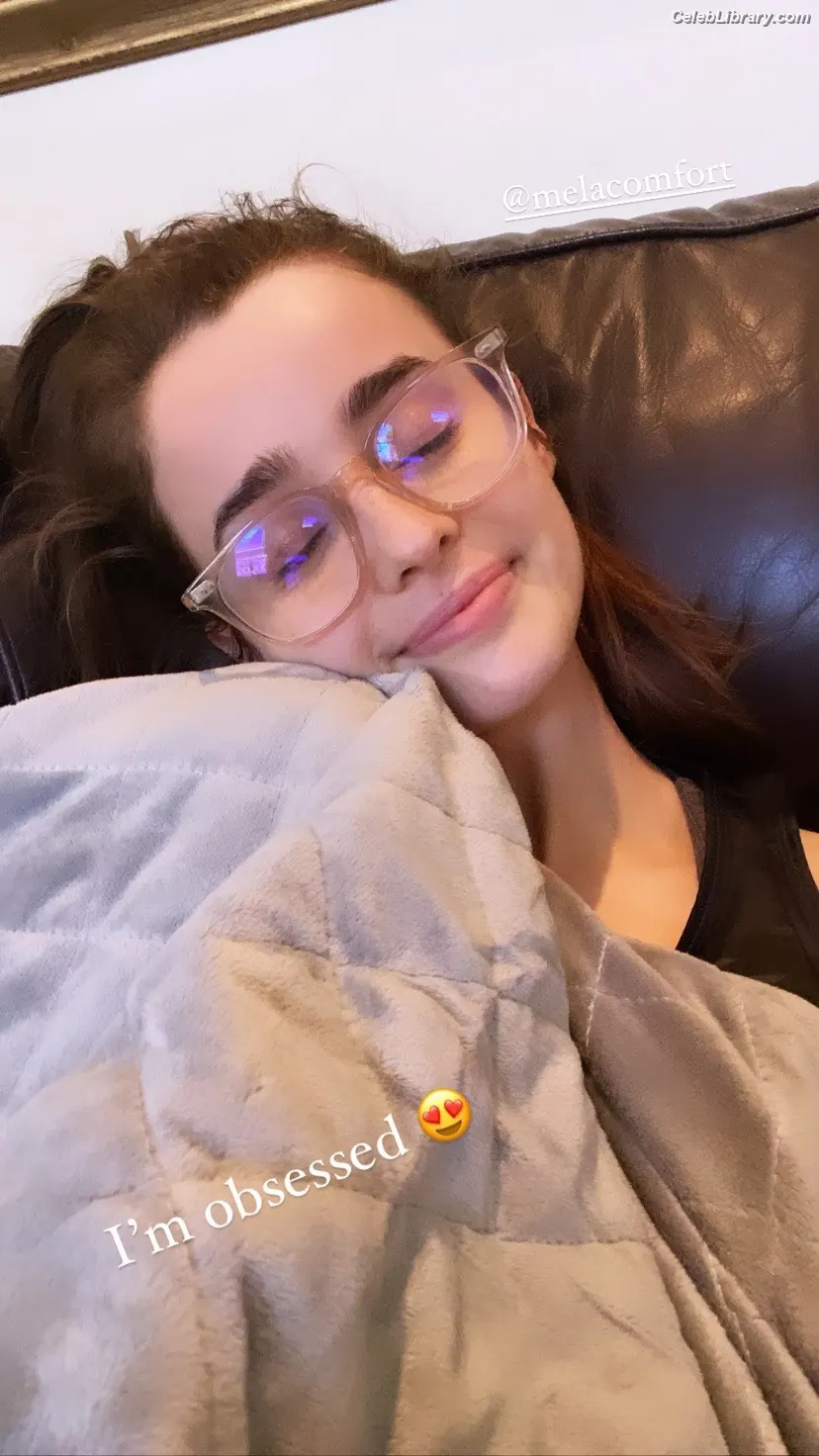 Holly Earl photo 15 of 64