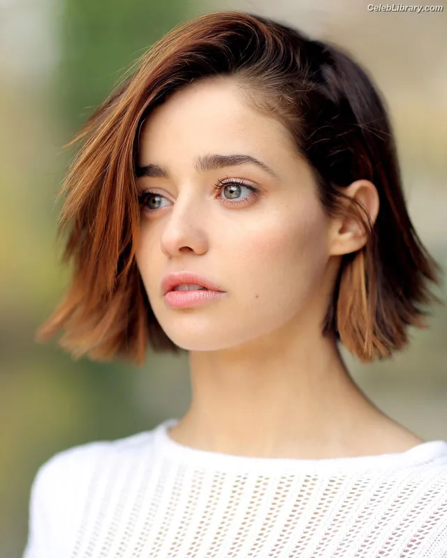 Holly Earl photo 5 of 65