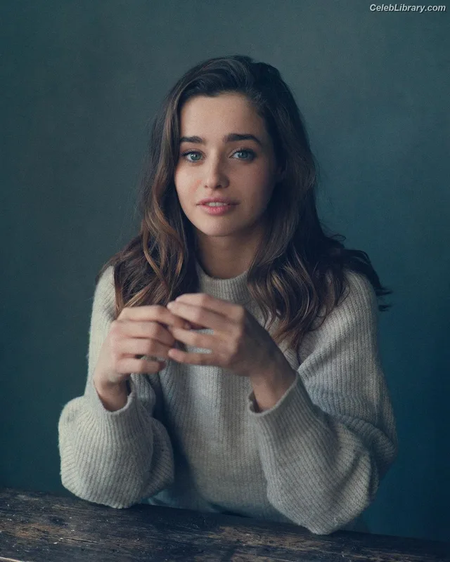 Holly Earl photo 6 of 65