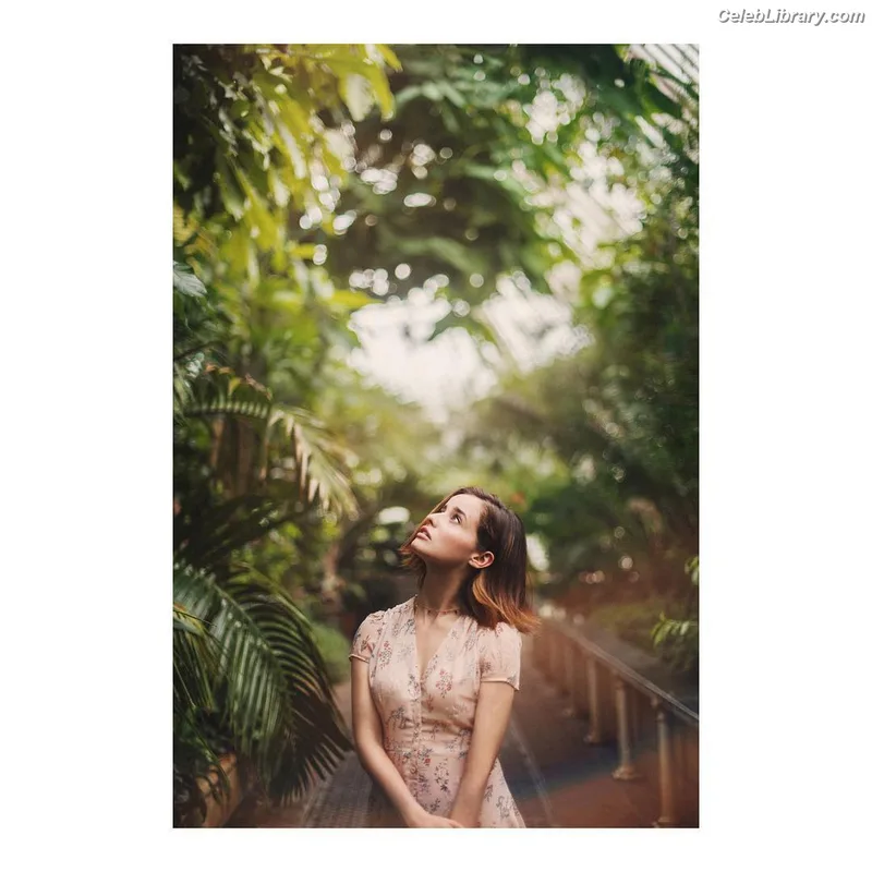 Holly Earl photo 12 of 65